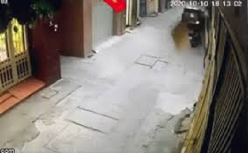 camera giao thong bi ket ga nguoi phu nu lao xe vao thang cua nha dan