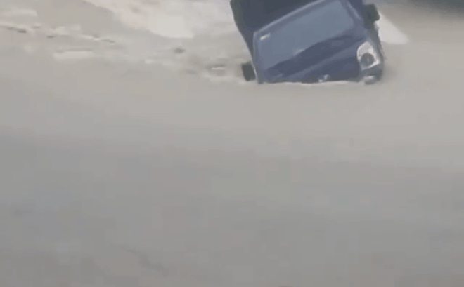 camera giao thong hai hung canh xe tai choi voi dap denh giua dong lu du o quang nam