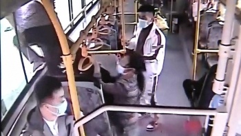 Video: Trộm tiền trên xe buýt nhưng bị phát hiện, tên trộm liều mình nhảy qua cửa sổ để trốn thoát