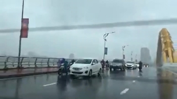 Camera giao thông: Đoàn ô tô nối nhau đi chậm, chắn gió bão cho xe máy qua cầu Đà Nẵng
