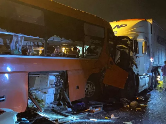 Tai nạn giao thông chiều 15/10: Tài xế xe khách vượt ẩu gây tai nạn thảm khốc tại đường dẫn Nam hầm Hải Vân
