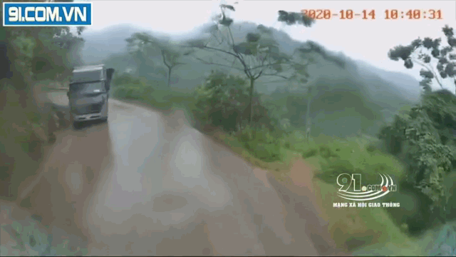 tai nan giao thong sang 1610 sau man om cua toc do cao xe ben truot xoay vang duoi vao dau xe container