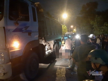 Tai nạn giao thông sáng 17/10: Tránh ổ gà giữa đường Sài Gòn, thanh niên bị xe tải cán