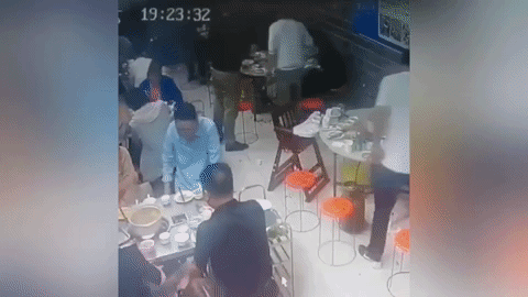 video cham lua thuoc hut tai nha hang lua bat ngo bung len du doi