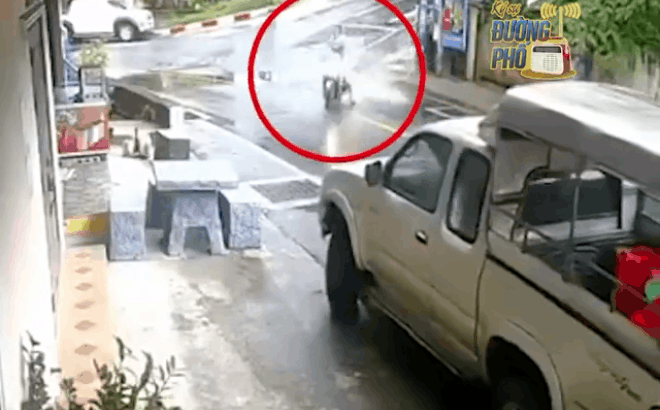 Camera giao thông: Nữ tài xế mất lái lao thẳng sang lề đường, tông sập bộ bàn ghế đá trước cửa nhà dân