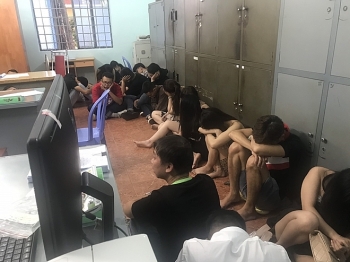 thong tin phap luat sang 1910 xu ly 24 nguoi duong tinh voi ma tuy trong quan bar