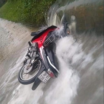 tai nan giao thong sang 1910 xe may mat lai mot nguoi dan ong roi xuong dap lang tu vong