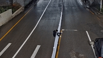 Video: Cố tình leo qua dải phân cách để sang đường, thanh niên "muối mặt" vì bị mắc kẹt