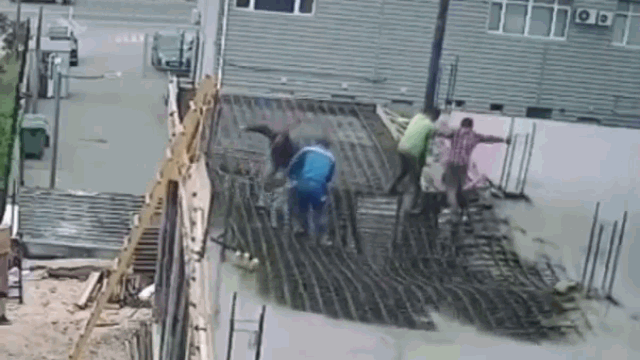 Video: Công trình đang thi công bỗng "vặn mình" suýt đổ sập, 4 công nhân cuống cuồng ôm cột giữ mạng