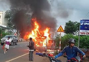 tai nan giao thong sang 2010 dang luu thong xe oto dot nhien boc chay du doi tren quoc lo 20