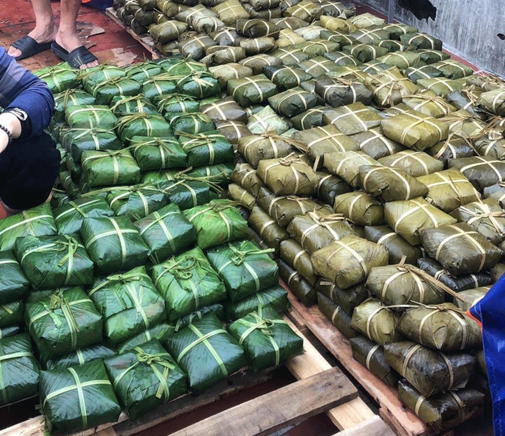 nguoi ha noi trang dem chung tay goi hang nghin banh chung gui dong bao mien trung