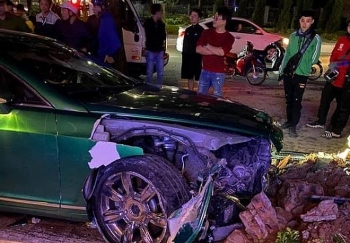 Tai nạn giao thông chiều 22/10: Siêu xe Bentley 25 tỷ đồng chưa lắp biển nát đầu sau cú tông bồn cây