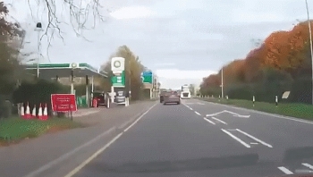 Camera giao thông: Xe container lao sang làn ngược chiều đâm văng ô tô, kính xe vỡ nát
