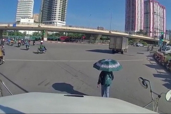 camera giao thong mac tai xe container bam coi inh oi co gai van thong dong di bo truoc dau xe