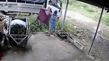video can canh pha trom ao mua cong kenh den sot het ca ruot
