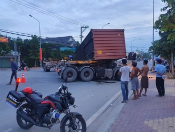 tai nan giao thong chieu 2310 xe container lat thung trong qua trinh quay dau de tai xe tu vong trong cabin