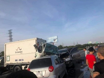 Tai nạn giao thông chiều 25/10: Ô tô lao lên dải phân cách trên cao tốc Hà Nội - Bắc Giang, đâm 2 người chết