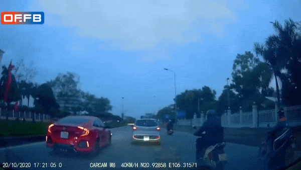 Camera giao thông: Xe đang chạy trên đường, người phụ nữ bất ngờ đạp tung cửa lao ra gây hốt hoảng