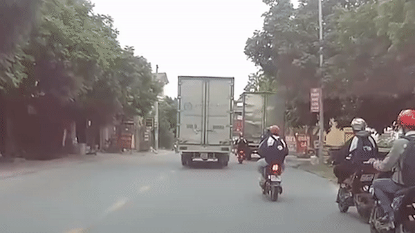 camera giao thong tong vao duoi xe tai do ben duong nam sinh nga xuong duong va suyt bi can qua nguoi