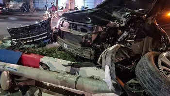 Tai nạn giao thông sáng 27/10: Đầu xe Ford Explorer nát tươm sau khi đâm đổ hàng loạt biển báo