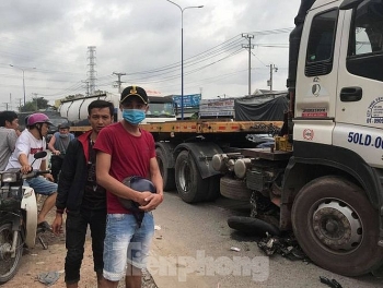 tai nan giao thong chieu 2810 dung xe cau nang banh container giai cuu nguoi phu nu bi can thuong tam