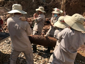 hang loat bom khung bat ngo lo thien sau mua lu kinh hoang o quang tri