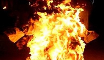 thong tin phap luat chieu 3010 nguoi dan ong mang riu chem vo chong thong gia roi do xang tu thieu