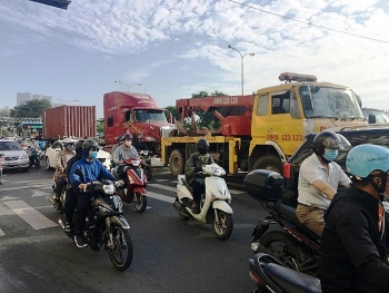 tai nan giao thong chieu 3010 tai xe nam duoi gam xe tai kiem tra su co bi hung than container lao toi dam chet