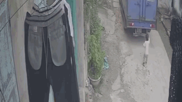 camera giao thong xe tai lui trung mot be trai roi cuon luon vao gam