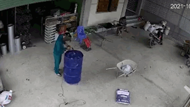 video thung phuy phat no kinh hoang nguoi dan ong may man thoat chet