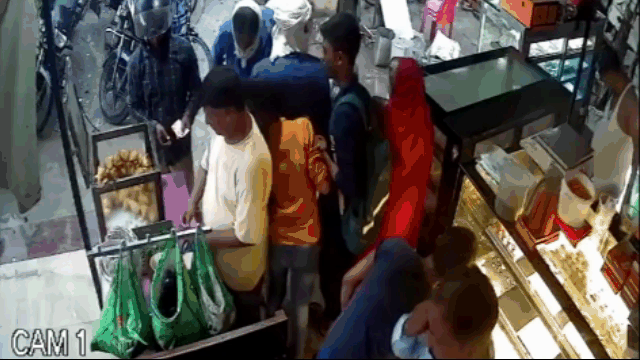 video ho tu than bat ngo nuot chung ca chuc nguoi dang dung xep hang mua banh