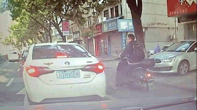 Camera giao thông: Ném rác xuống đường, tài xế bị dạy cho bài học