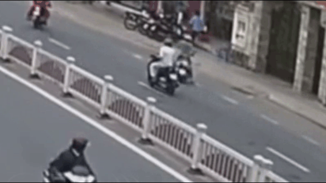 Camera giao thông: Ô tô mất lái tông trúng hàng loạt xe máy ở Vũng Tàu
