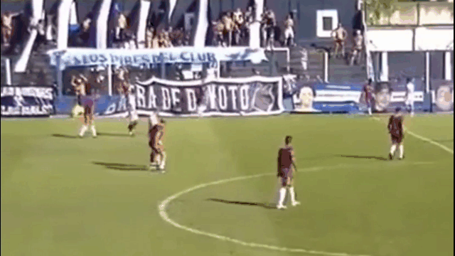 Video: Cầu thủ tung cú đấm lén khiến đội bạn ngã gục trên sân