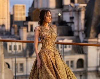 khoanh khac kinh diem cua angelina jolie khien van nguoi dien dao