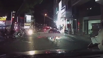 tai nan giao thong chieu 111 be trai nga vang khoi xe may suyt bi oto dam