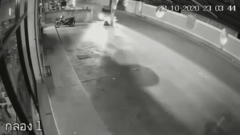 camera giao thong xe ban tai mat lai bat ngo lao vao cua hang luc nua dem