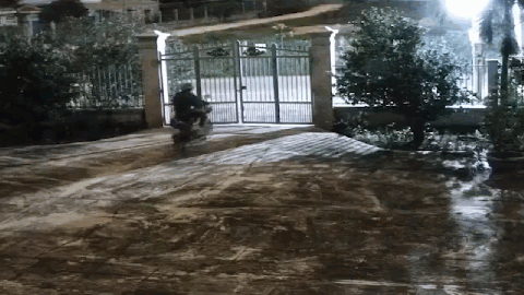 video trom tao ton tong sap cong sat roi bo chay 15 phut sau quay lai hot xe may
