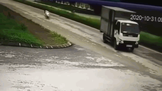 camera giao thong tong thang vao dau xe tai nam thanh nien mai nguoi xuong duong vang truot hang chuc met