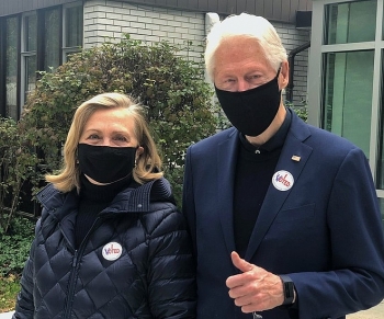 cuu ngoai truong hillary clinton vua bo phieu cho ung vien biden