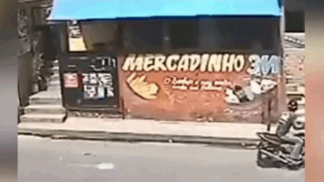 video dot nhap vao cua hang chua day 5 giay ten trom bi nem vang ra ngoai