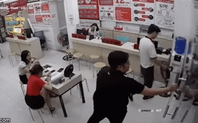 video canh cua bat ngo vo tan chi con tro tay nam nam nhan vien hoang hot rung roi