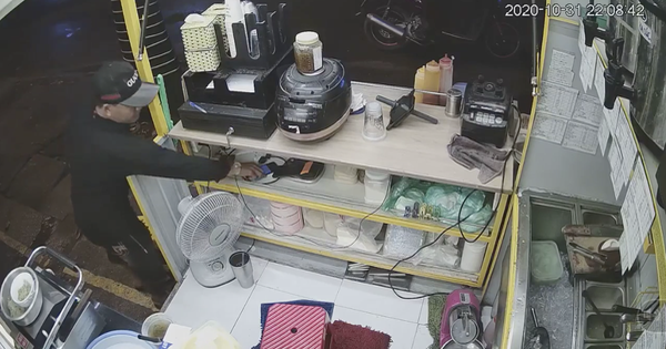 Video: Người đàn ông đi SH vờ mua trà sữa rồi trộm điện thoại nhanh như chớp