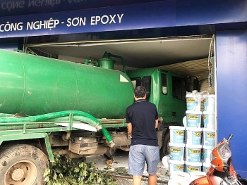 tai nan giao thong chieu 411 xe bon tong xe may roi lao vao nha dan o ha noi