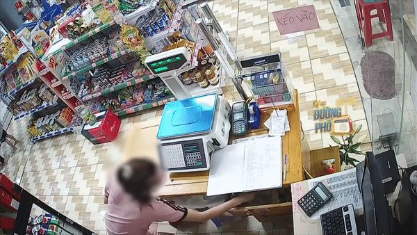 video ba nguoi dat nhau vao sieu thi dan canh trom tien
