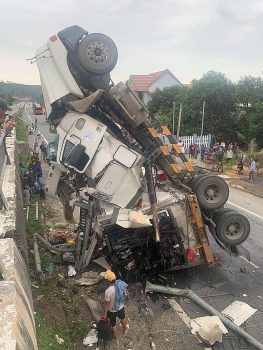 tranh o ga xe container lao tu cau vuot cam thang xuong duong vo vun