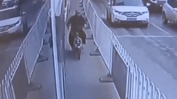 Video: Cướp phi thân qua cửa sổ xe buýt chạy thục mạng để thoát thân