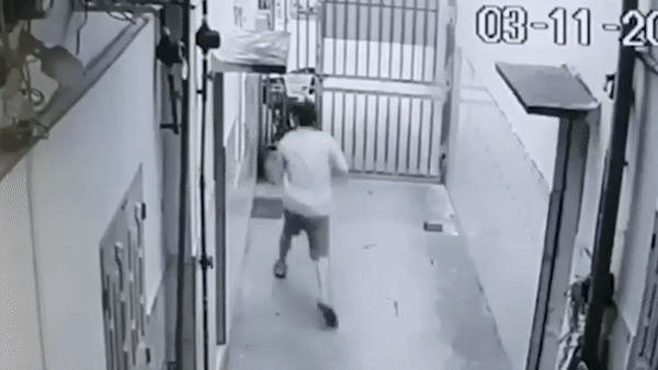 video phat hien trom dot nhap chu nha nhanh chong chay ra dong cua chan lai roi ho hoan