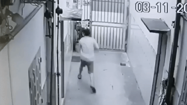 Video: Phát hiện trộm đột nhập, chủ nhà nhanh chóng chạy ra đóng cửa chặn lại rồi hô hoán