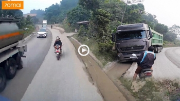 Camera giao thông: Tránh xe máy vượt ẩu, bác tài xe tải chấp nhận phi sang vệ đường để cứu 2 mạng người
